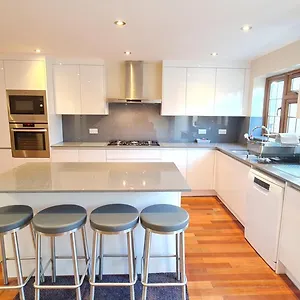 Luxury London House Sleeps X 16, Free Parking, Free Wifi, Garden Patio, Close To Tube Line Easy Access To London , Ilford United Kingdom